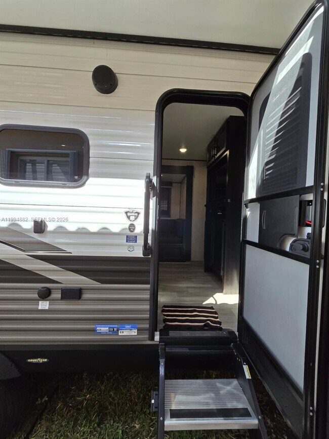 Building Photo - 604 SE 12th Ter