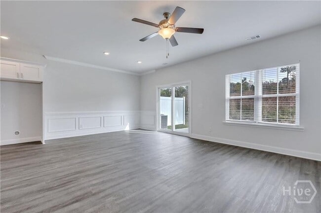 Building Photo - $500 OFF FIRST FULL MONTHS RENT WITH MOVE IN BEFORE February 15th 2026-Townhome conveniently loca...