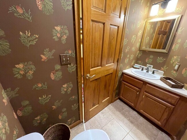 Building Photo - 21 Valley View Rd