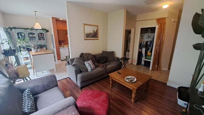 Building Photo - 1512