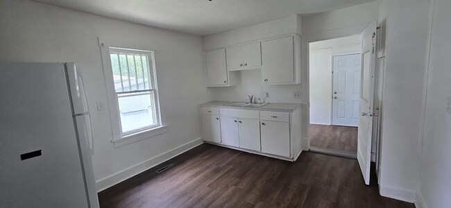 Building Photo - 2062 N Albertha Ave