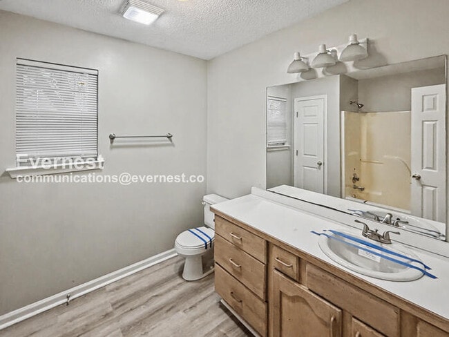 Building Photo - 3 Bed, 2 Bath Home with Garage / Pet-Friendly / Vouchers Accepted / Available Now!