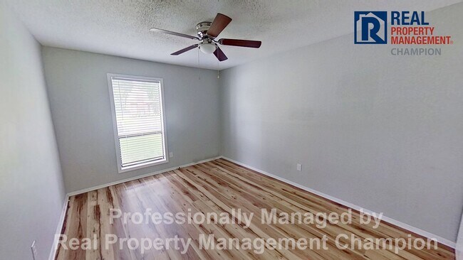 Building Photo - Adorable 2 BD/1 BA Duplex with Covered Back Patio