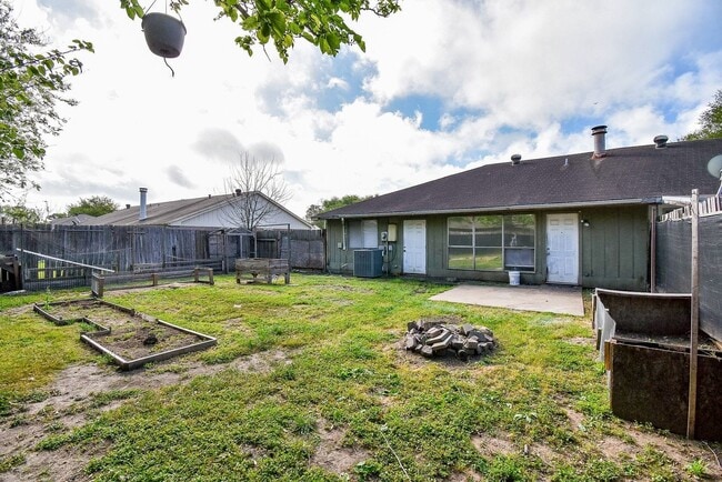 Building Photo - 16330 Meadowbrook Farm Rd