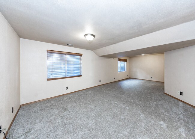 Building Photo - 4+ Bedroom Home in NE Colorado Springs!!