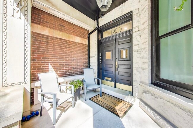 Building Photo - 650 W Wrightwood Ave