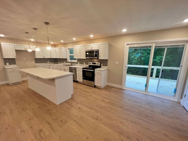 Building Photo - Great 4 Bed 3 Bath House In Parkade!