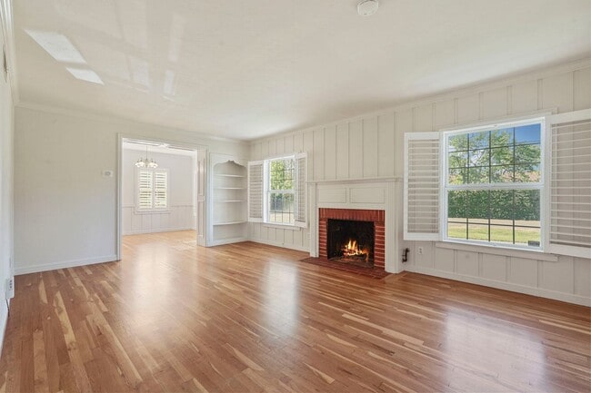 Building Photo - FREE JULY RENT SPECIAL! Beautiful 4 Bed/2 ...