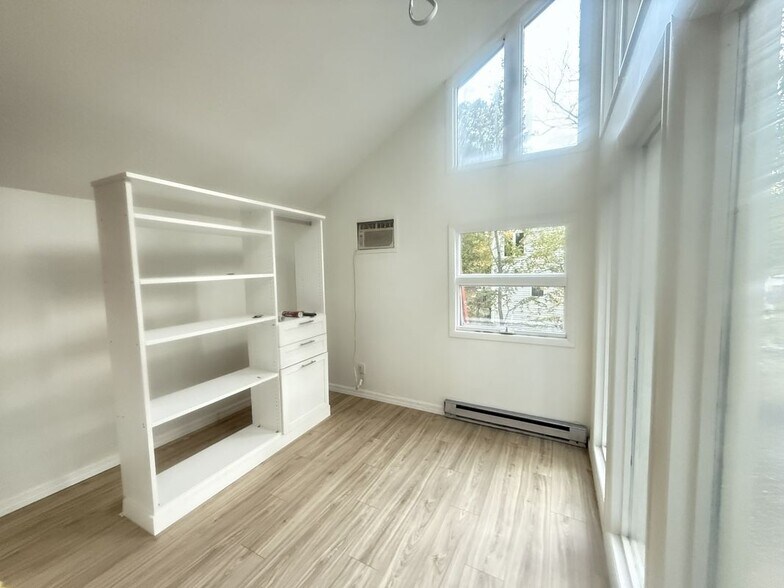 Building Photo - 1049 Alpine Dr