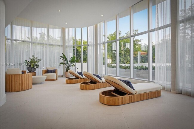 Building Photo - 700 NE 24th St