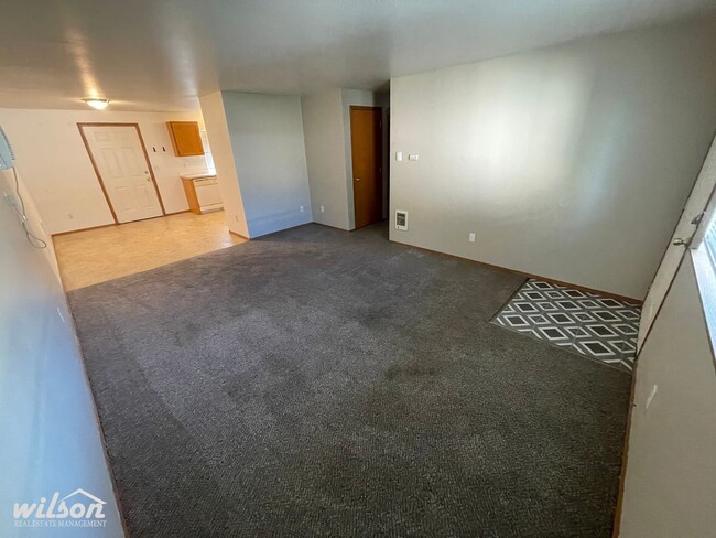 Building Photo - 3bd/2ba Duplex with Two Car Garage near Co...