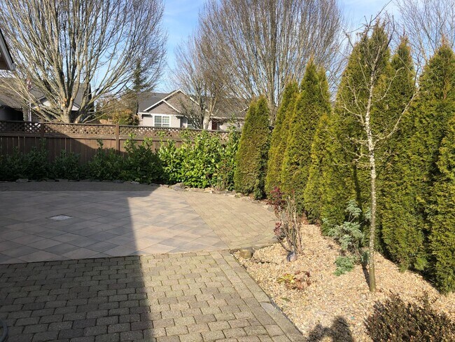 Building Photo - Nice 4 bedroom home with open floor plan and great outdoor space