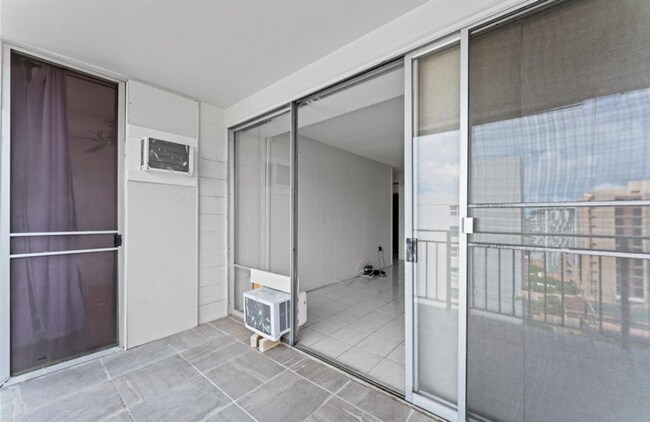 Building Photo - The Townhouse 1 Bed, 1 Bath, 1 Covered Parking with A/C