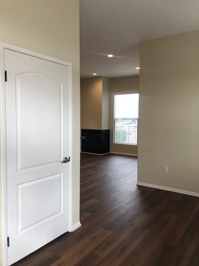 Building Photo - Mid Town Ventura Upstairs 2+2 Apartment