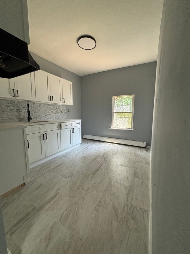 Building Photo - 203 3rd St