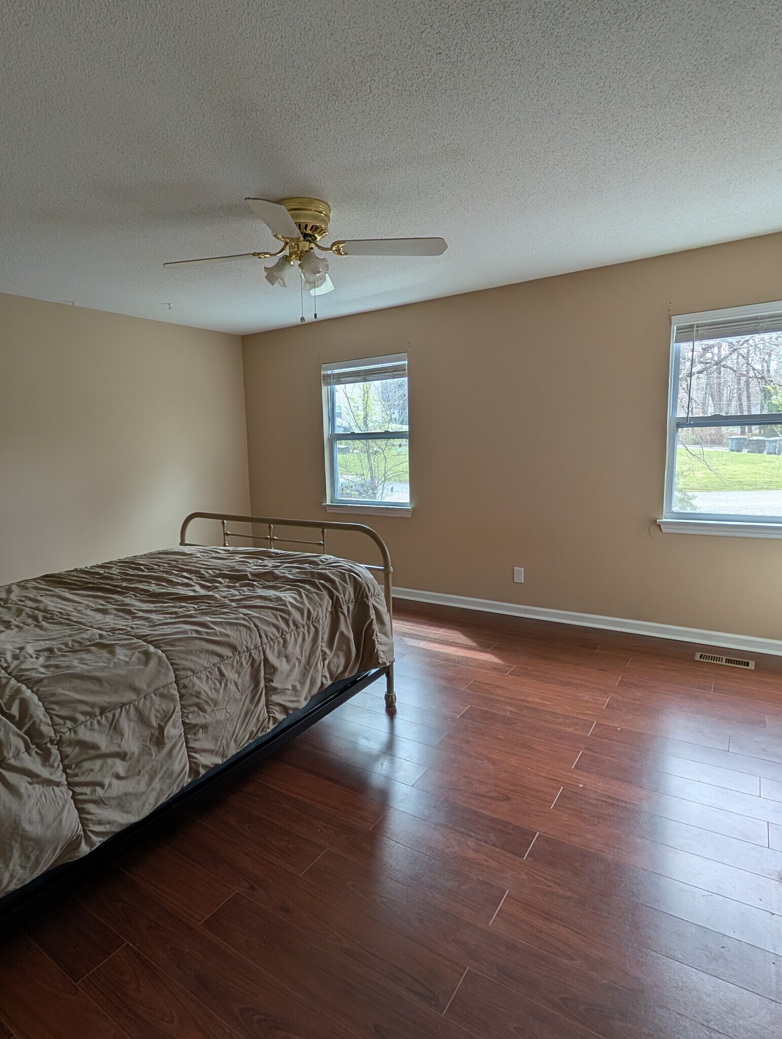 Front upstairs bedroom - 914 Murrell Rd