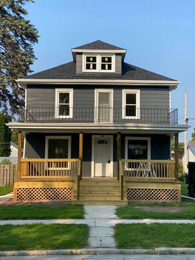 Front - 812 Detroit St