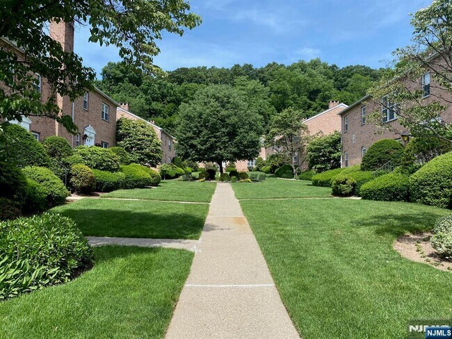 Primary Photo - 522 Maple Ave