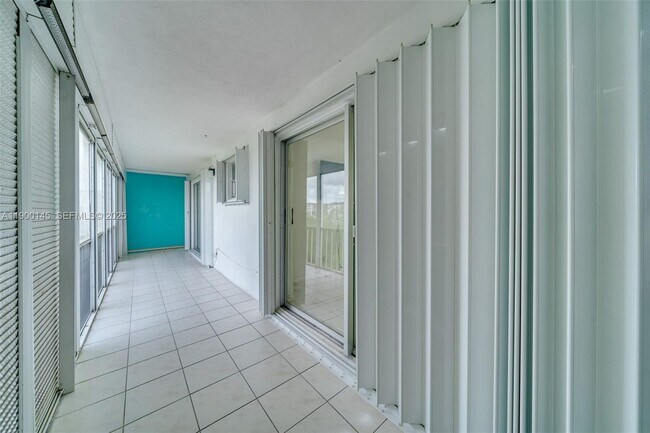 Building Photo - 950 Hillcrest Dr