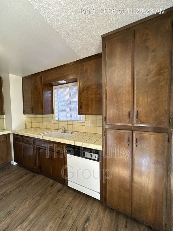 Building Photo - 2019 E Walnut Ave