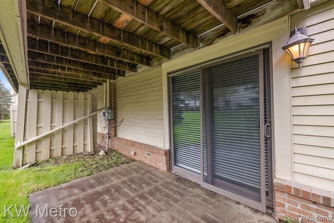 Building Photo - 5652 Drake Hollow Dr E