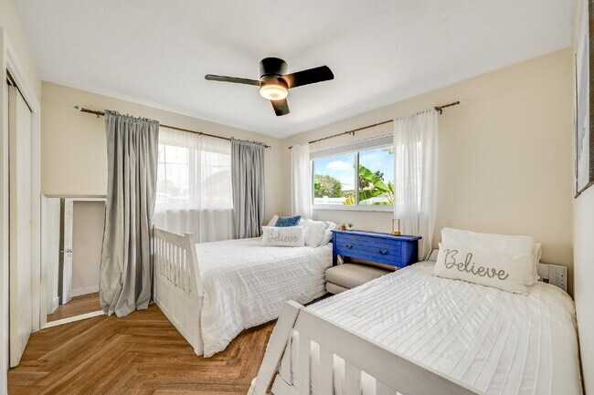 Building Photo - Gorgeous Riverfront 3/2 with dock!!