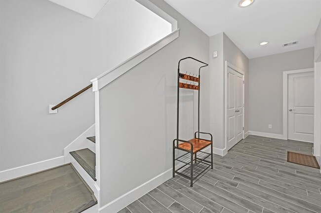 Building Photo - 420 Drennan St