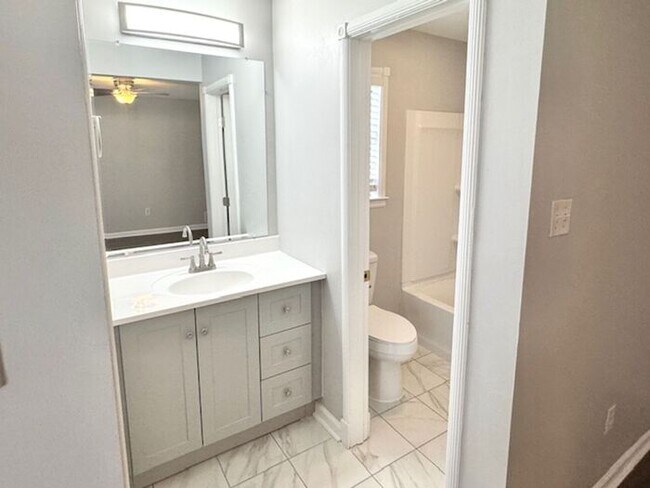 Building Photo - OPEN HOUSE! Renovated Bartlett Home- Highl...