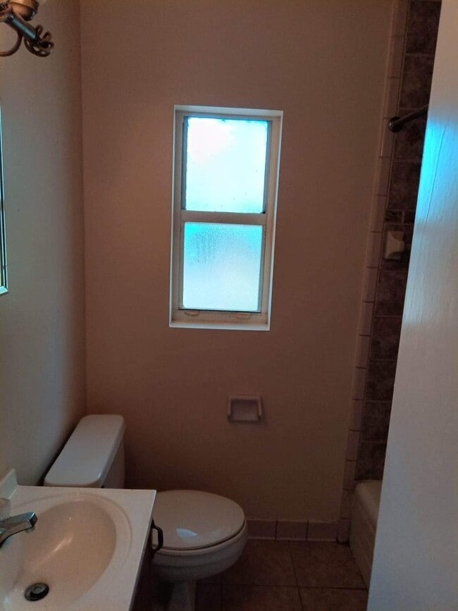 Building Photo - Convenient Cedar Hills Living Near Shopping & Major Roads