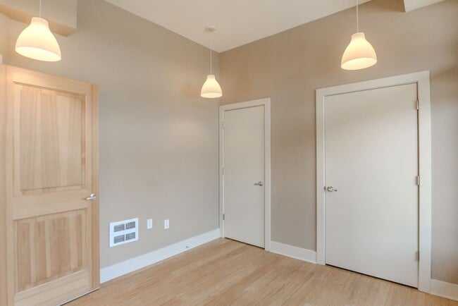 Building Photo - 3Bd/2.5Ba Seattle Townhouse