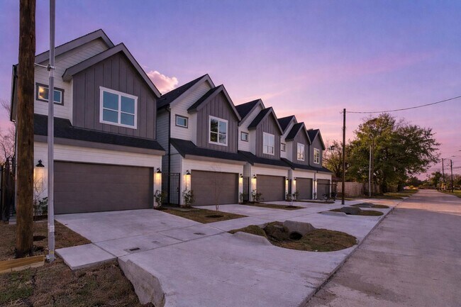Building Photo - 5027 Golden Forest Dr