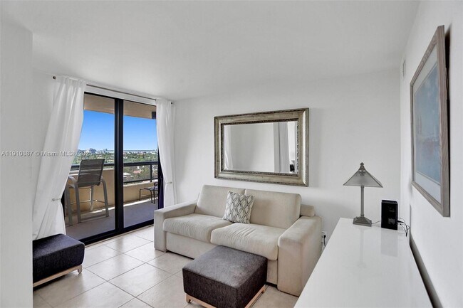 Building Photo - 2555 Collins Ave