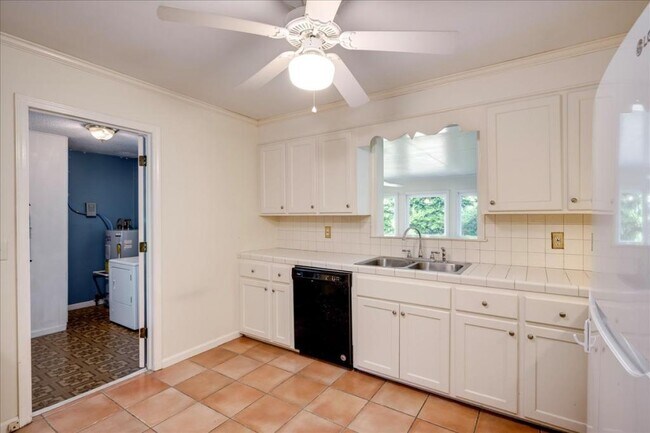 Building Photo - 552 Whitehead Dr