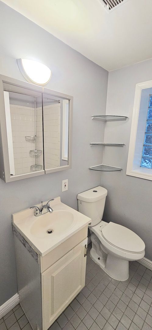 Building Photo - 2444 W Homer St