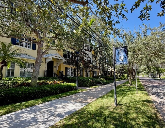 Building Photo - 319 Flamingo Dr