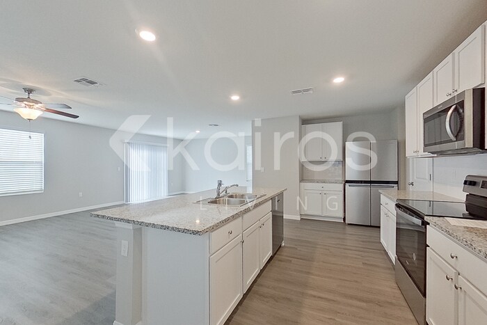 Building Photo - 8656 SW 43rd Ter
