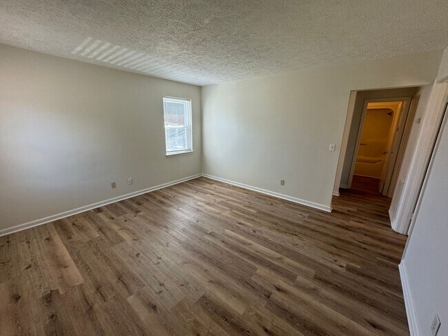 Building Photo - 526 W 13th St