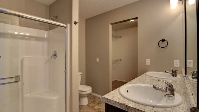 Building Photo - 3 BR Fenced in Home !!