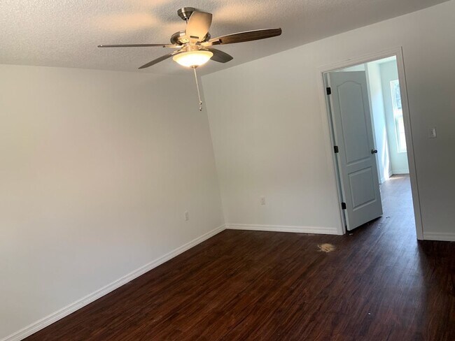 Building Photo - 3 bedroom, 2 bath, 2 car garage home on a ...