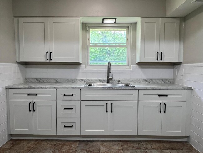 Building Photo - 6911 Pine Ridge Dr
