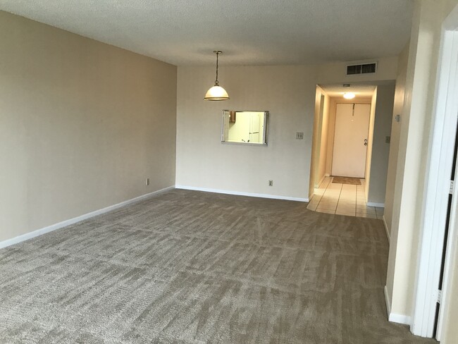 Building Photo - Great Coral Springs Apartment