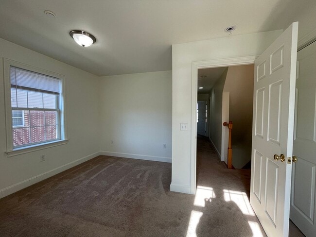 Building Photo - 3 Bedroom Townhome in Lancaster!