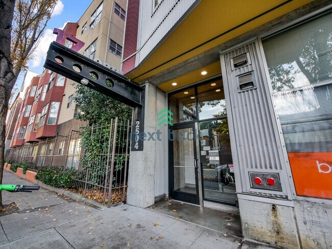 Building Photo - Luxury 1 Bed, 1 Bath Downtown Seattle Condo with City & Water Views