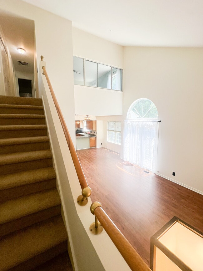 Building Photo - Stylish Light & Bright Space in the Heart ...