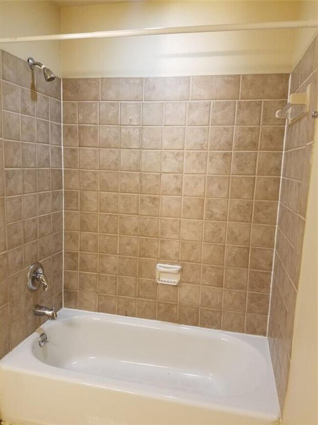 Building Photo - 4 bedroom 3 bath in the heart of North Campus