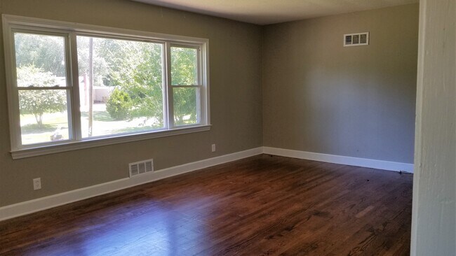 Building Photo - 16 Elmira Dr