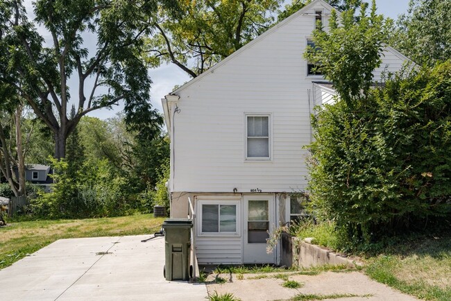 Building Photo - 804 W 18th St