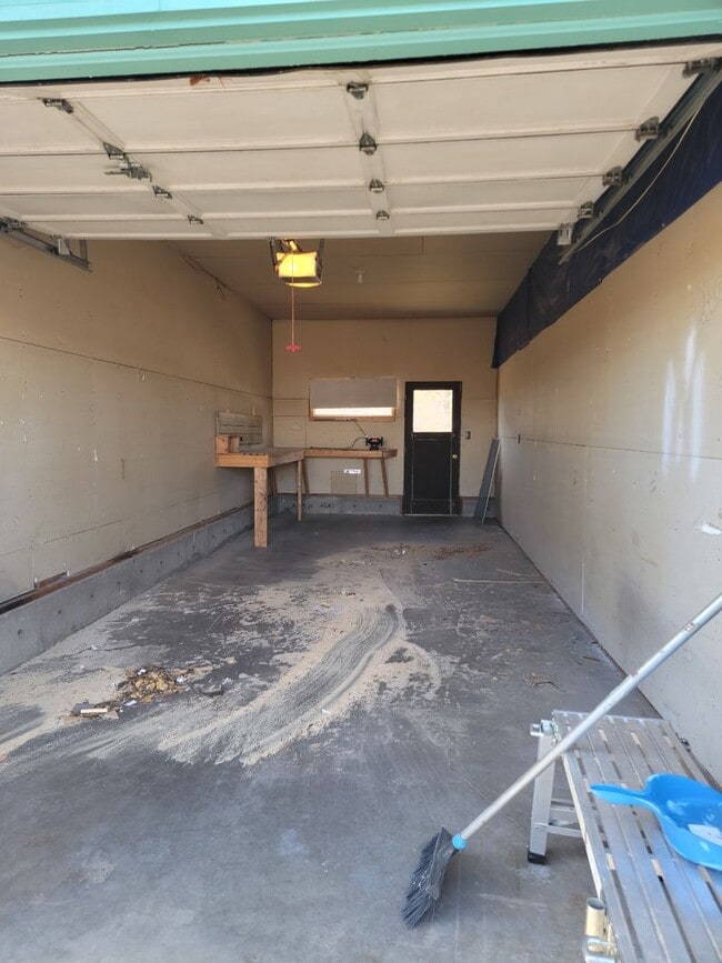 Building Photo - 640 W Valley Dr