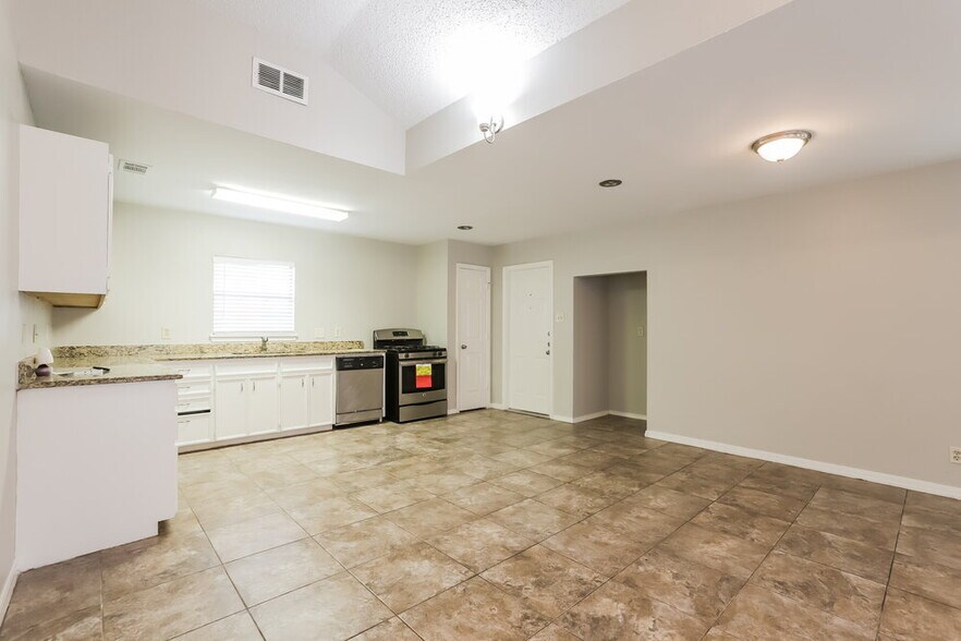 Building Photo - 6395 Crossway Dr