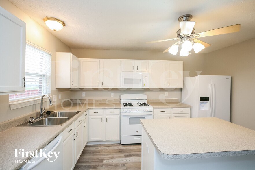 Building Photo - 8775 N Springview Dr